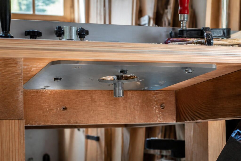 découvrez comment une plaque défonceuse sous table améliore la stabilité de vos outils pour réaliser des découpes précises et fiables en toute simplicité.