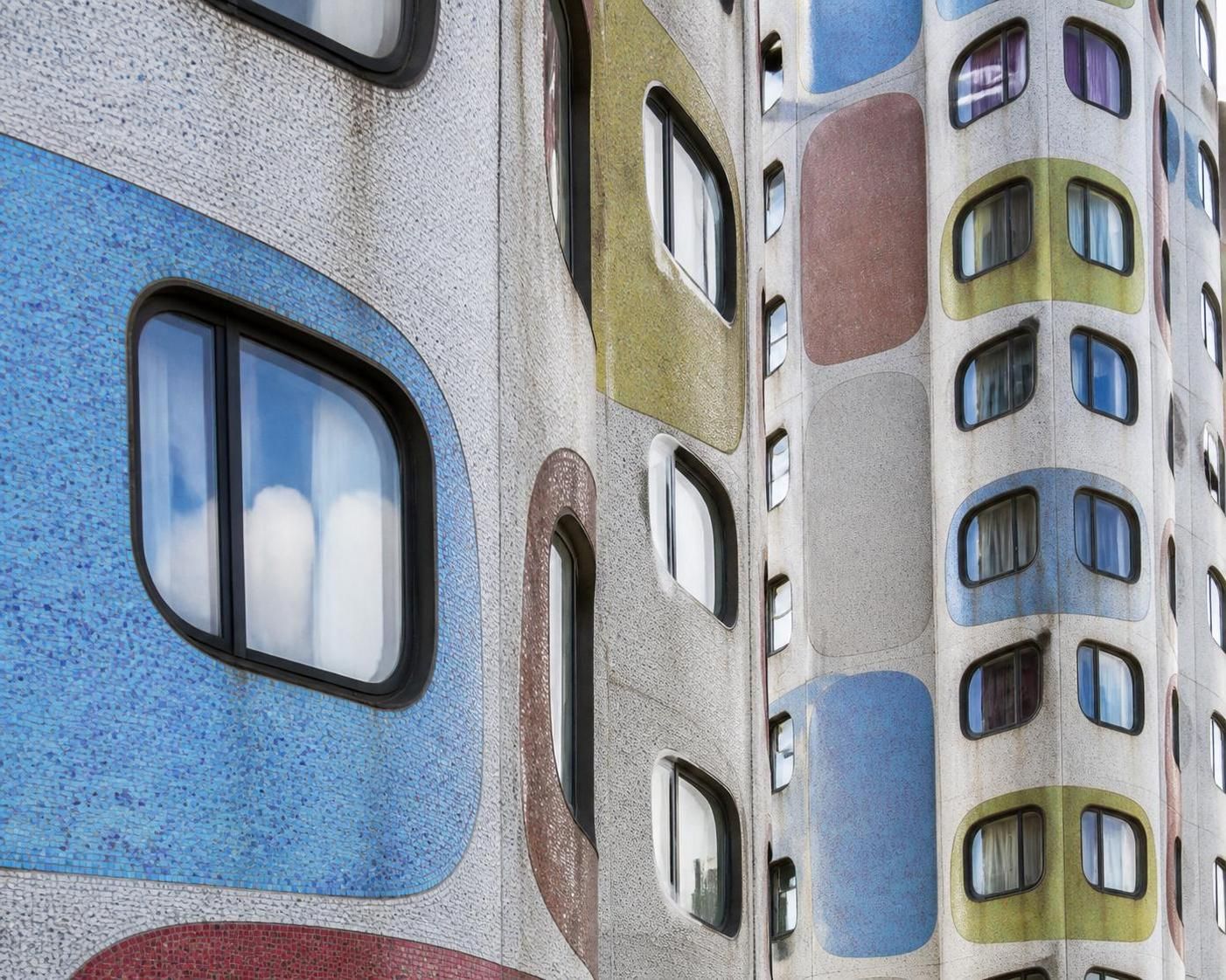 découvrez les tours aillaud, un exemple emblématique d’architecture utopique à paris, qui suscite admiration et débats dans le paysage urbain de la capitale.